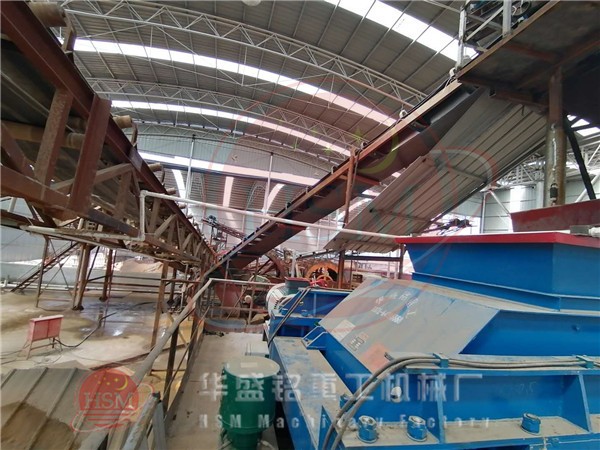 安徽桐城第十二臺1212液壓對輥破碎機正式投入生產